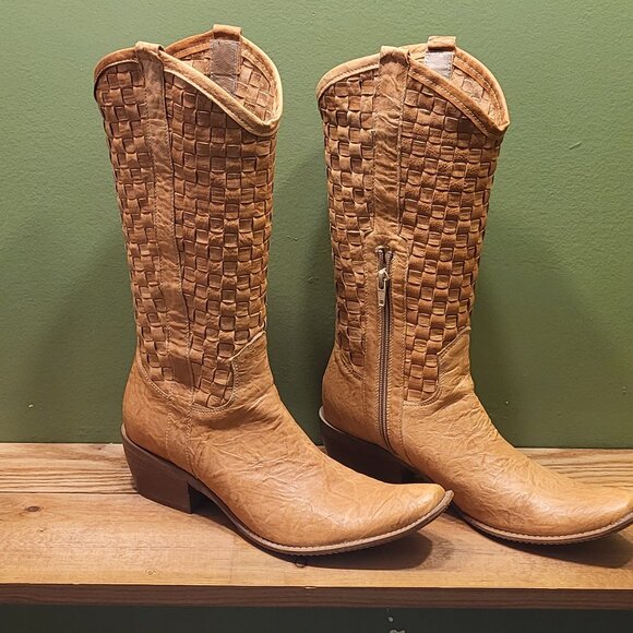 Hey Cowgirl! - Picture 1 of 2